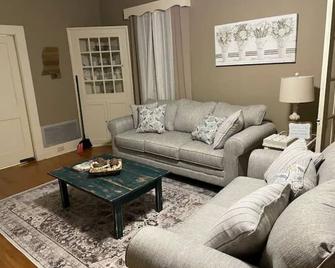 Charming 1930's Euclid Ave Bungalow - Laurel - Вітальня
