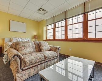 1 Mi to Allegheny River New Kensington Studio! - New Kensington - Living room