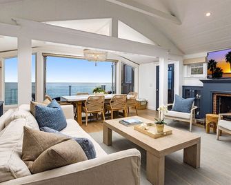 Oceanfront Cottage is on the sand in heart of Laguna Beach Village - Laguna Beach - Living room