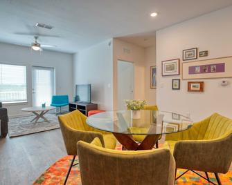 Grand Two Bedroom Two Bathroom Apartment with Balcony - Gainesville - Dining room