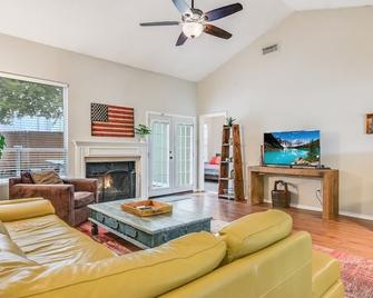 Great Home in Austin's Wells Branch Neighborhood! - McNeil - Sala de estar
