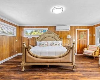 Beautifully Renovated 5 bedroom Vero Beach home - Vero Beach - Bedroom