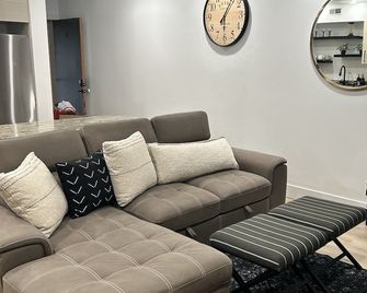 A Cozy Mountain Retreat with boat parking fun for the whole family. - Huntsville - Living room