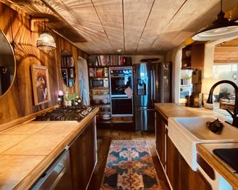 Private Hiking, 6-Acre Sanctuary, Dog friendly, Epic Views, Fireplaces, Pool - Española