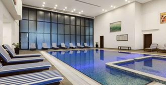 Ramada Hotel & Suites by Wyndham Ajman - Ajman - Svømmebasseng