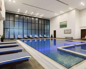 Ramada Hotel & Suites by Wyndham Ajman - อัจมาน - สระว่ายน้ำ
