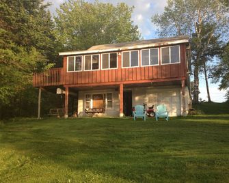 Cozy Woodford Lakefront Cottage - Bennington - Edificio