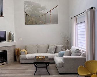 Family friendly home in quiet neighborhood. - Henderson - Sala de estar