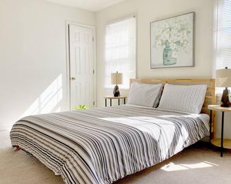 Spacious Entire Home in Great Location ! - Chamblee - Bedroom