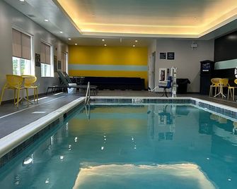 Tru by Hilton Shippensburg - Shippensburg - Piscina