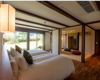 Private villa standing on a beautiful hill in Biei ☆ Vast site of 46,000 square meters ☆ Japanese-Western style room - Biei - Sypialnia