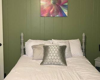 All the basics for traveling workers and longer stays. - Uhrichsville - Bedroom