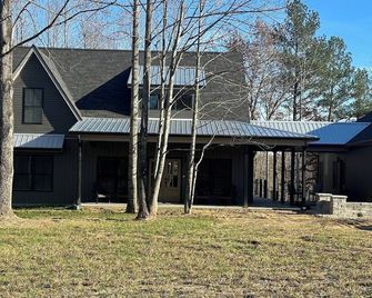 Holliday Inn, The Pines - Spacious and Luxurious 4 Bedroom Lake Home Sleeps 12 - Leitchfield - Edificio