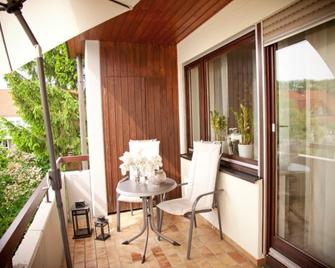 Stylishly furnished apartment with sunny balcony near the lake - Friedrichshafen - Balkon