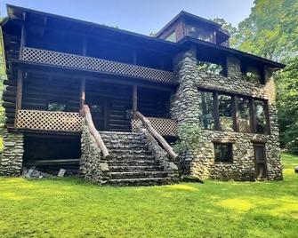 Our spacious and comfortable rooms provide the perfect retreat for your next getaway. Conveniently located near top attractions and beautiful outdoor spaces, this is the perfect destination for those looking to unwind and recharge. - Clarion - Gebouw