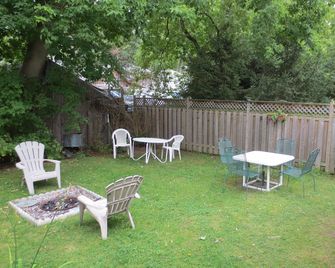 Lovely 4 bedroom Cottage literally one minute from beach in Grand Bend, Ontario - Lambton Shores - Patio