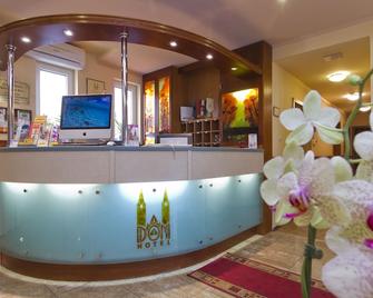 Dóm Hotel - סגד - דלפק קבלה