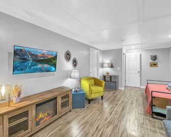 A block from hiking and biking trails! Near Manitou Springs & Old Colorado City. - Colorado Springs - Sala de estar