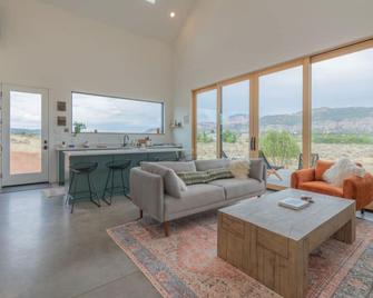 Astoa Etxea - Peaceful Retreat Near Zion - New Harmony - Living room