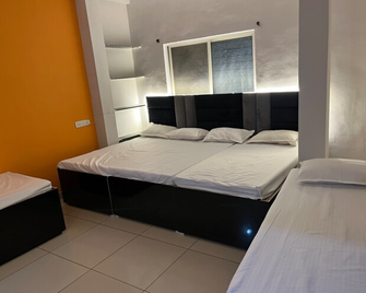 Hotel Tara Palace Near Mahakal Mandir - Ujjain - Slaapkamer