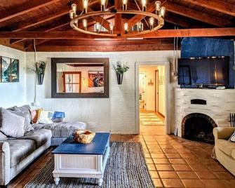 The Adobe Lake View Retreat- Entire House Near Julian - Pauma Valley - Living room