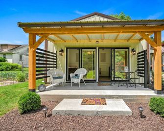 Cozy Small Studio Retreat by The River - Cressona - Patio