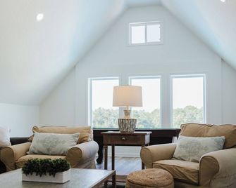 Georgia on My Mind Coastal farmhouse on 190 acres for total privacy - sleeps 12 - Jesup - Huiskamer