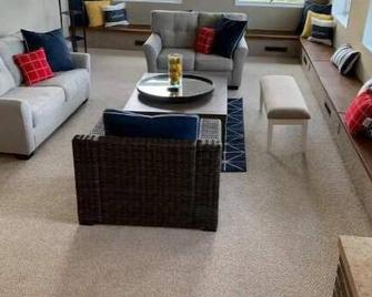 This Amazing River Getaway Is Perfect For You! Private Deck, Grill & Fire Pit! - Winona - Living room