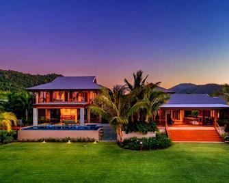 Luxico Turquoise (Heated Pool) - Airlie Beach - Building