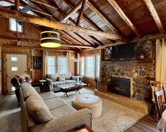 Riverfront cabin, on a secluded section of the Middle Branch, Pere Marquette - Baldwin - Sala de estar