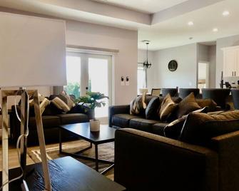 Tranquility Resort - Cape Coral - Living room