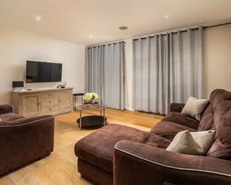Pass the Keys Stylish Central St Albans Flat with Free Parking - St. Albans - Living room
