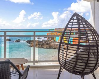 Maho Beach House - Ocean Suite - 2 Bedroom - Simpson Bay - Balcony