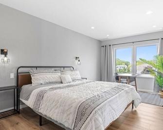 Best family beach house!\nRelax at our waterfront house with boat dock. - Flanders - Bedroom