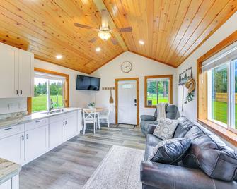 Peaceful Bonners Ferry Cabin with Deck and Mtn Views! - Bonners Ferry - Huiskamer