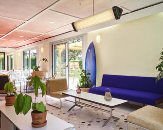 greet Hotel Versailles - Voisins Le Bretonneux - Voisins-le-Bretonneux - Bâtiment