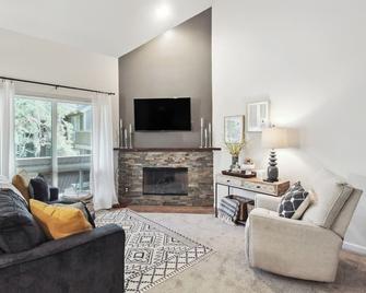 Overland Park Condo, Close to Lakes and Parks! - Overland Park - Living room