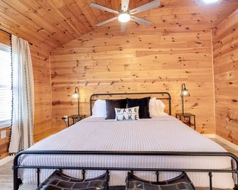Island Cottage w/ Pool Table & Walking distance to Cranberry! - Huntsville - Bedroom