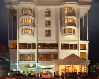 Hotel Abad Plaza - Kochi - Building