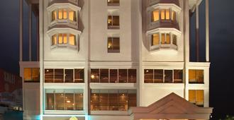 Hotel Abad Plaza - Kochi - Building