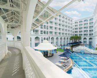 Mövenpick Myth Hotel Patong Phuket - Phuket City - Building