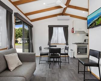 Warrnambool Holiday Village - Warrnambool - Living room