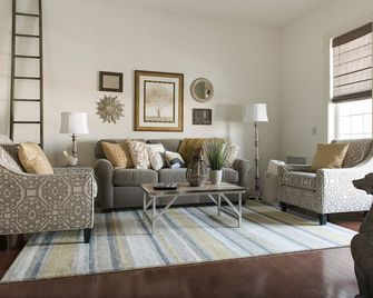 Luxury Condo Located In One Of The Coolest Small Towns In America - Lititz - Living room