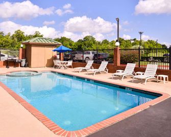 Quality Inn & Suites Beaumont - Beaumont - Uima-allas