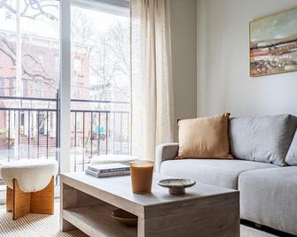 Dtwn Yale Wooster Square Laundry And Parking - New Haven - Living room