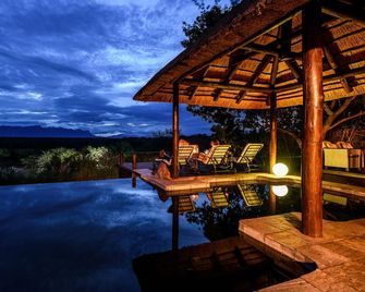 Khaya Ndlovu Safari Manor - Hoedspruit - Piscina