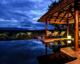 Khaya Ndlovu Manor House - הודספרוט - בריכה