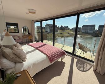 Still Waters - Luxury Lakeside Retreat with Hot Tub - Crossways - Habitación