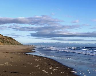 Ocean front family and pet friendly charming cozy cottage with beach access. - Watsonville - Beach