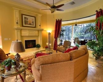 Dream villa under palm trees on two hectares of land with saltwater pool - Naples - Wohnzimmer